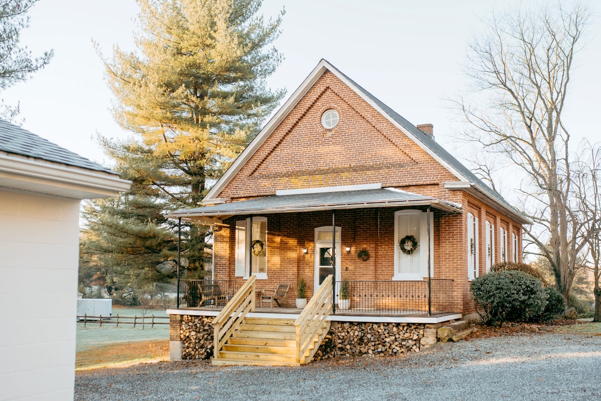 Early 1900's Amish School house w/ hot tub!