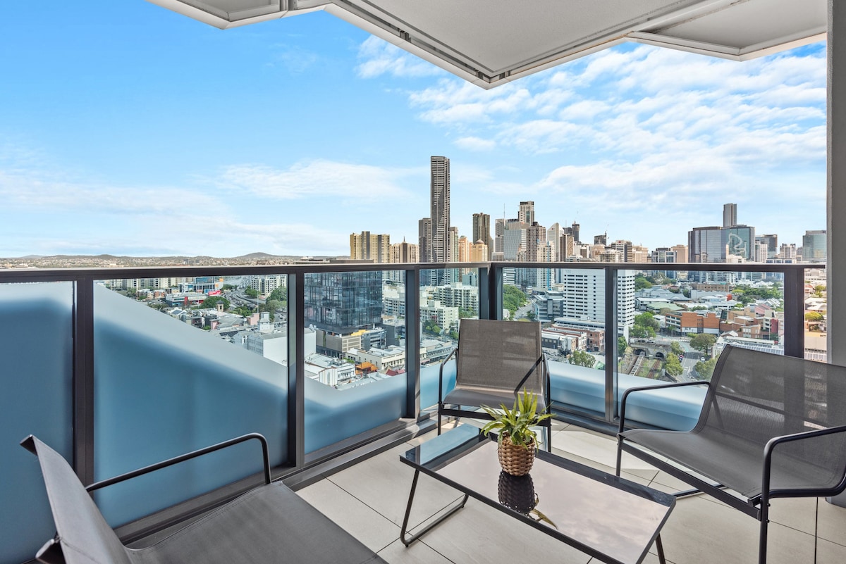 Luxe 3BR w/ City Views, Rooftop Pool & Car Park