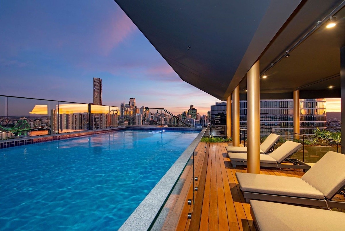 Luxe 3BR w/ City Views, Rooftop Pool & Car Park