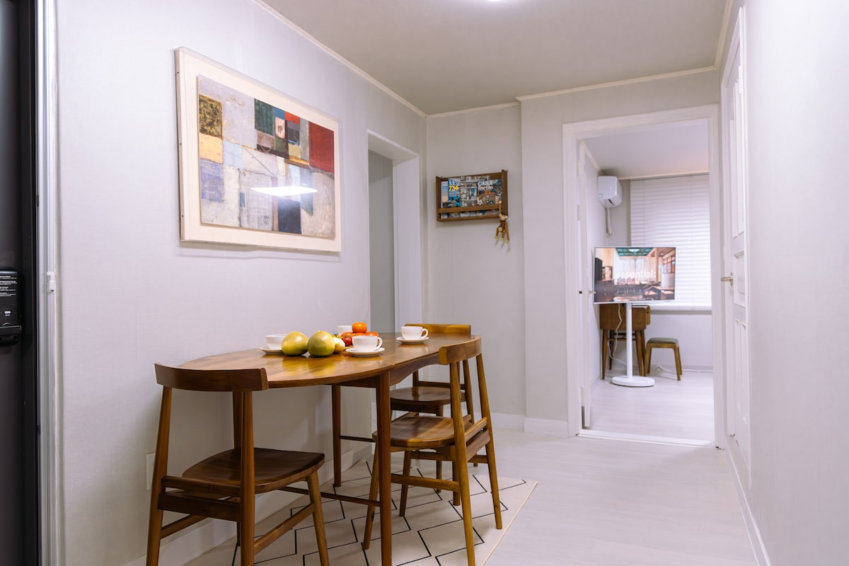 20 secs Hongik stn] 4BR, 2Bath Comfy House