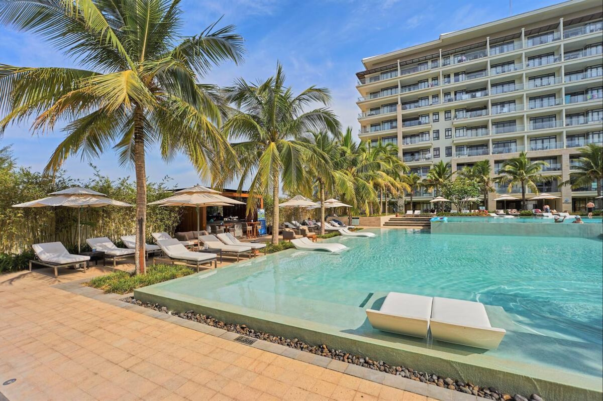 Breezy Studio APT w/ Balcony | POOL & Sea Views