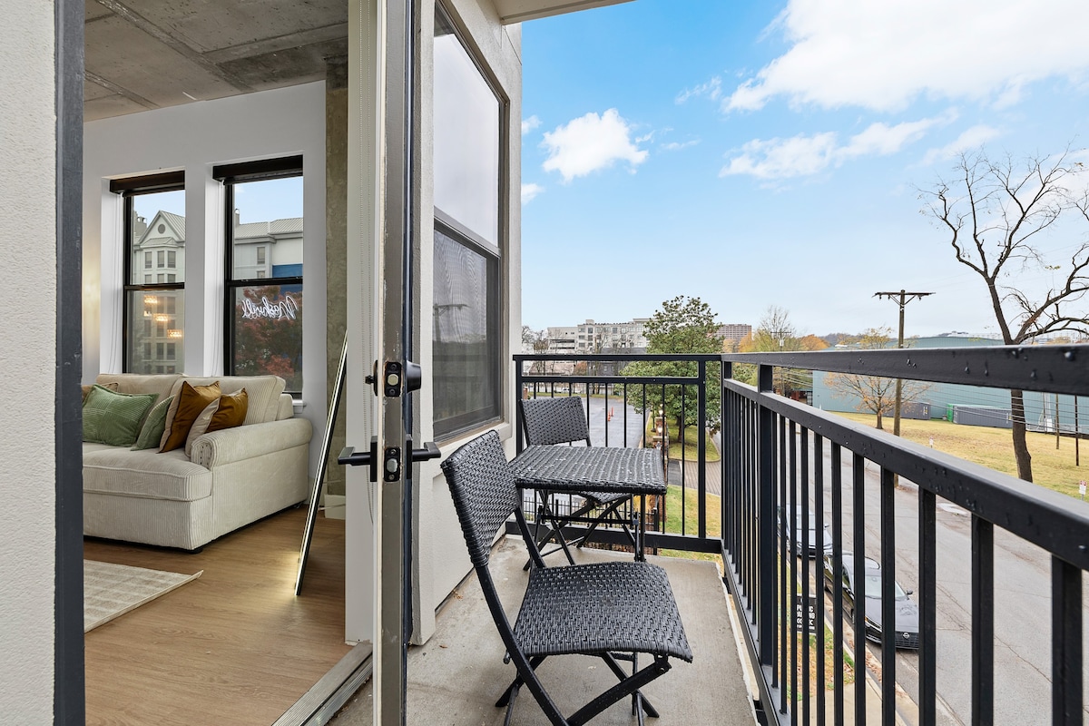 Nashville Bliss: Central 2BR Retreat w/Local Flair
