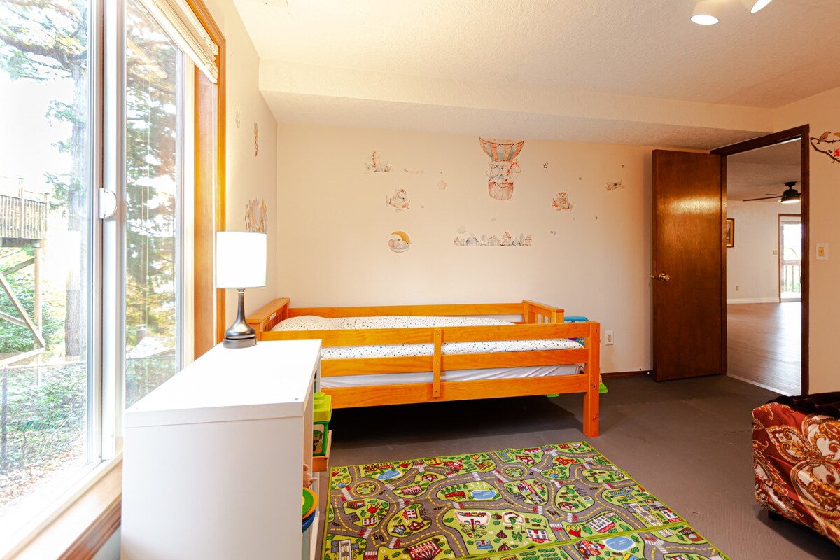 2300平方英尺宽敞舒适的房源-适合儿童入住
