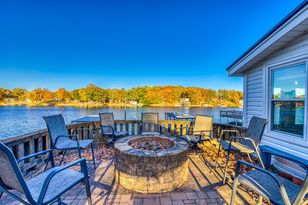 Cozy Waterfront Lake Cottage near RTJ Golf Course!