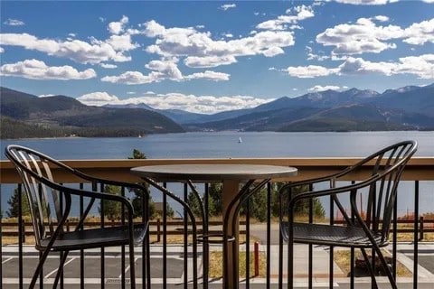 Spacious 1 Bed- incredible views of lake & MTNs
