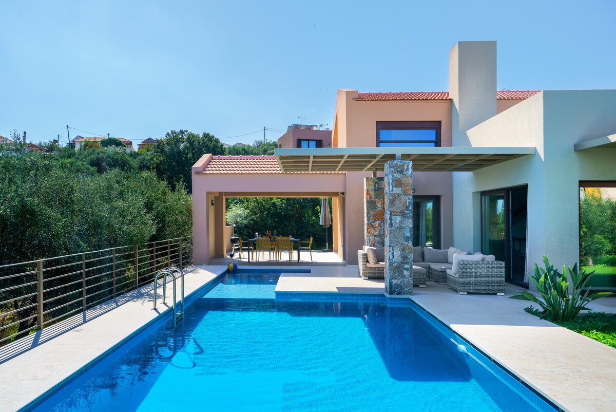 Luxurious Villa w/Private Pool, 5km from the beach