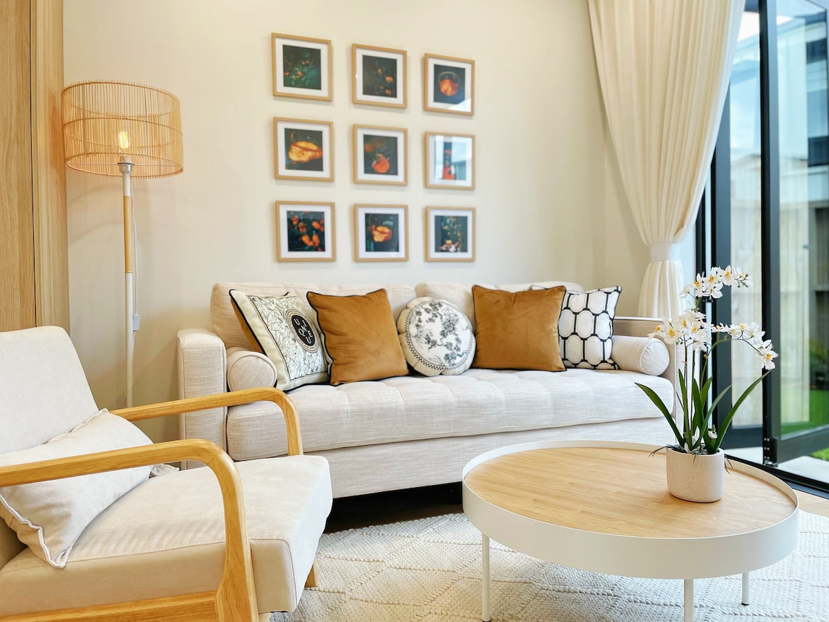 Rare Retreat: Stylish 2-BR Townhouse vs AC|Parking