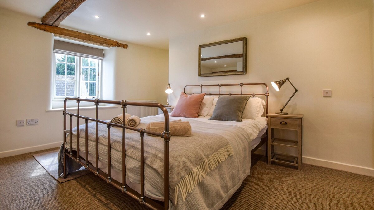 Lovely large comfortable Cotswold cottage