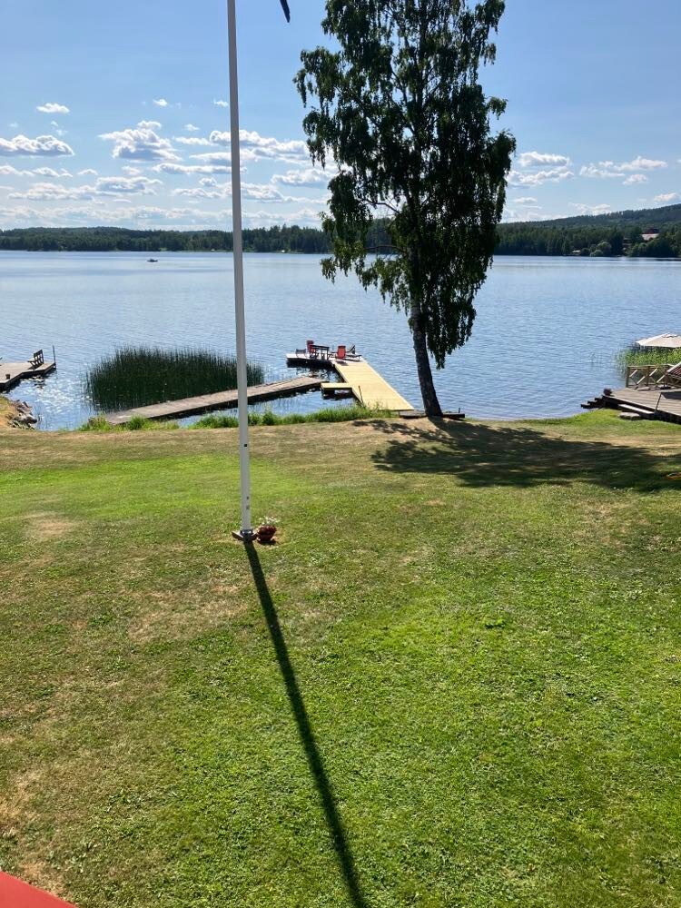 Gästhus med egen brygga. 18 mil norr om Stockholm!