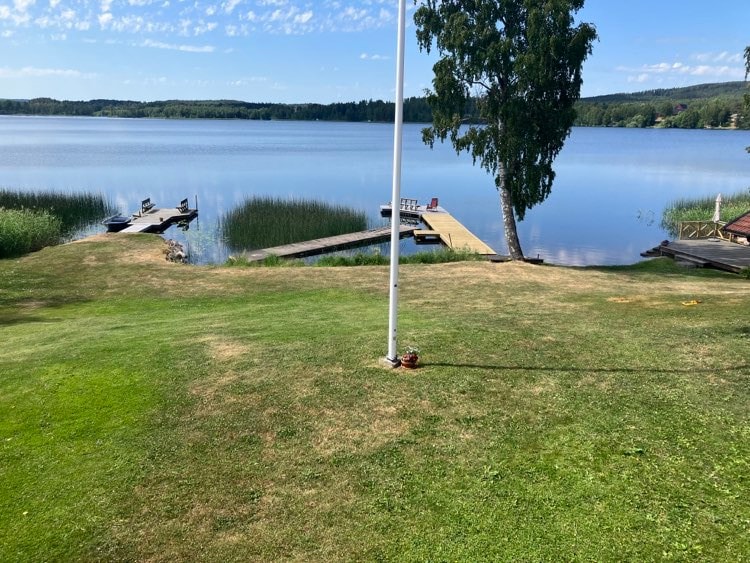 Gästhus med egen brygga. 18 mil norr om Stockholm!