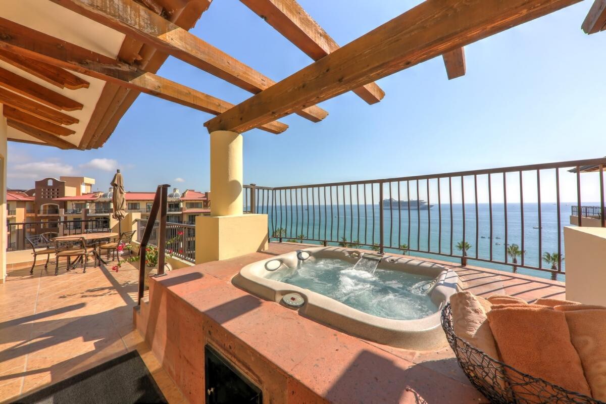 Penthouse That Sleeps 6 w/ Jacuzzi in Cabo!