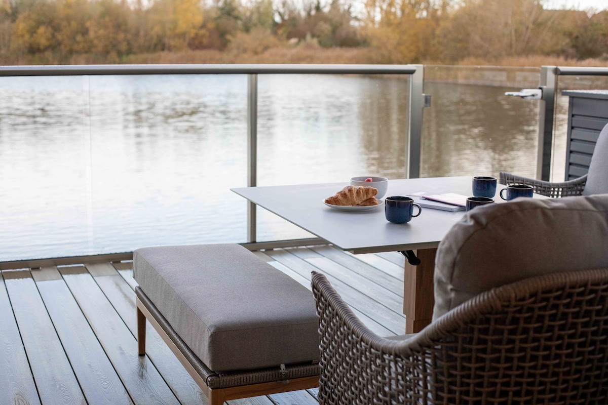 Luxury Cotswold lakes, hot tub, pool table, boat