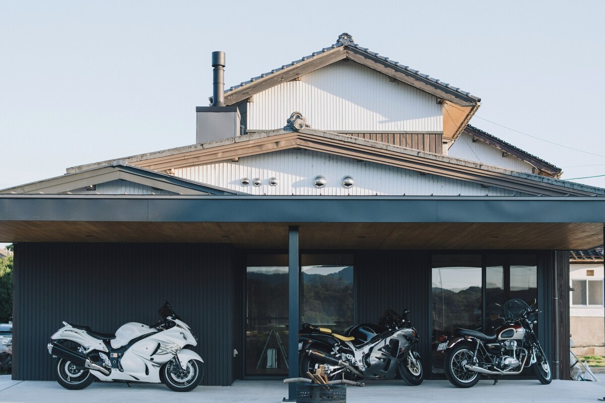 【隼福二六四】「泊まれるバイクガレージハウス」
土間コンクリートリビング・芝生庭・薪ストーブのある宿