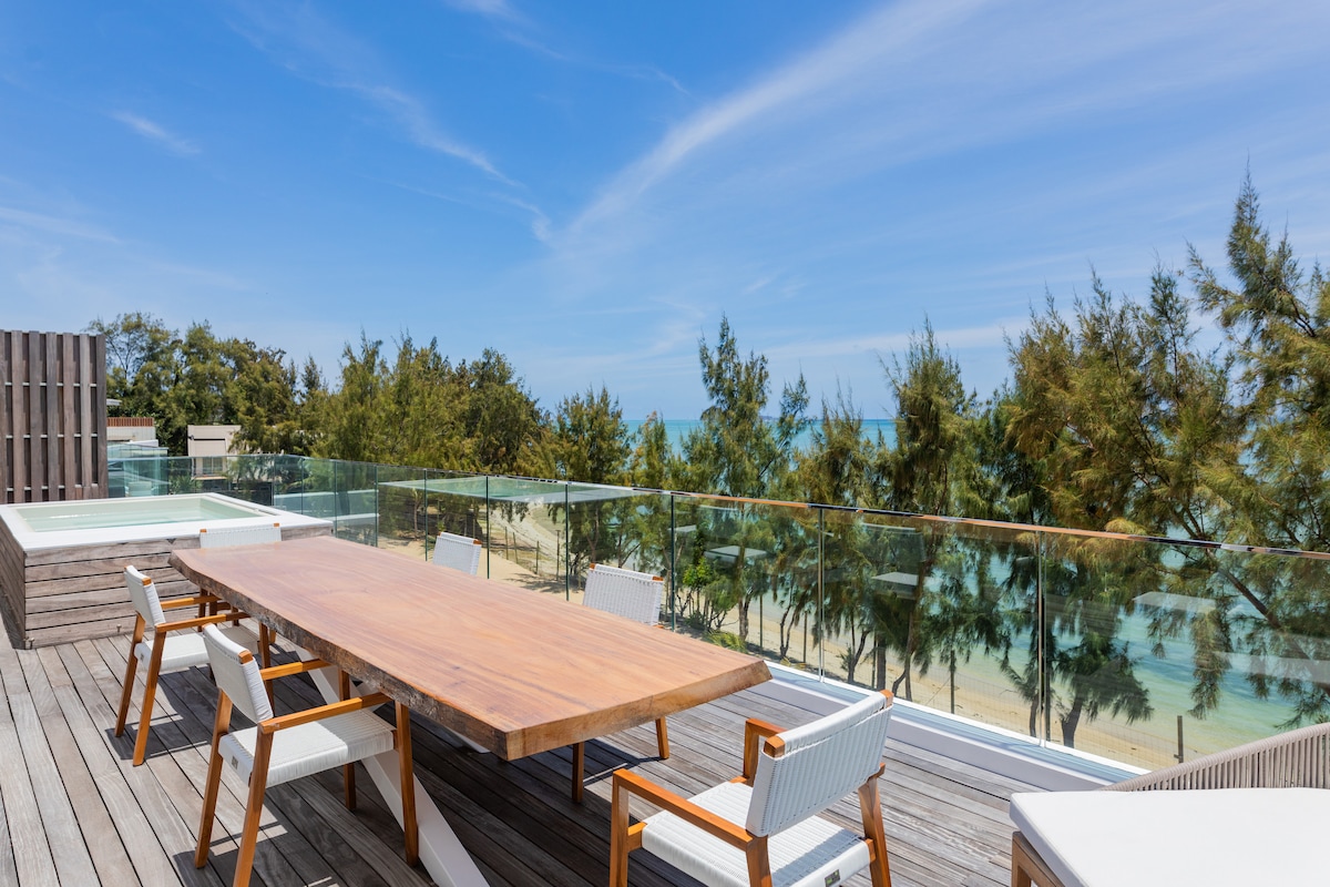 Stunning Penthouse facing the fine sandy beach.