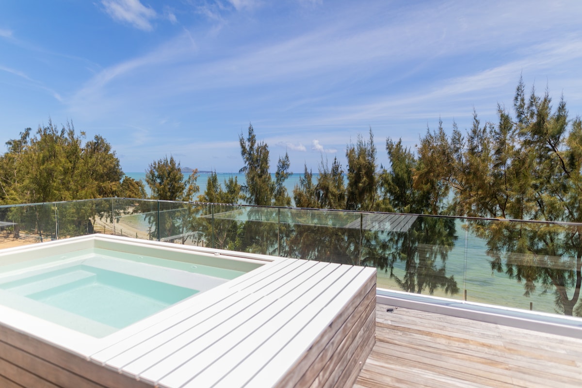 Stunning Penthouse facing the fine sandy beach.