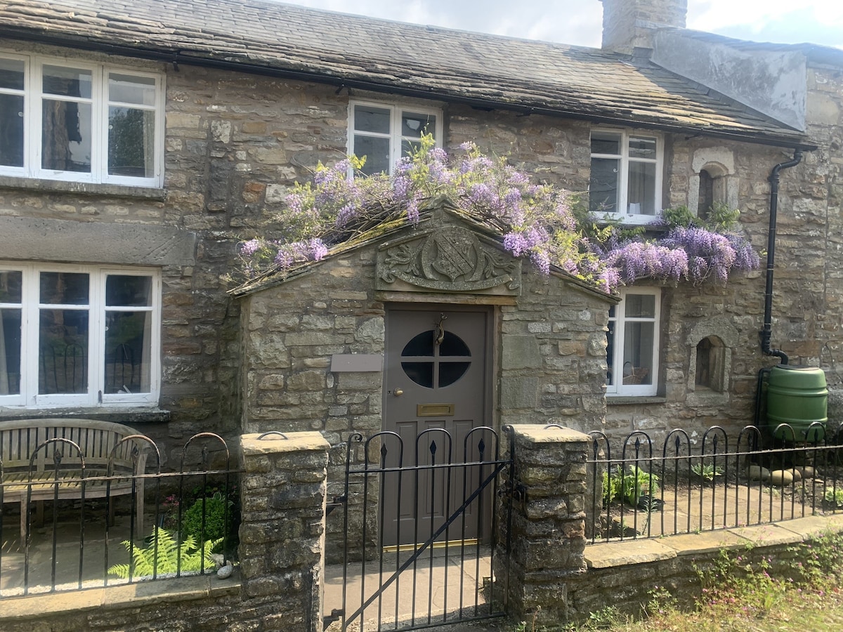 Pretty cottage in Dales village.