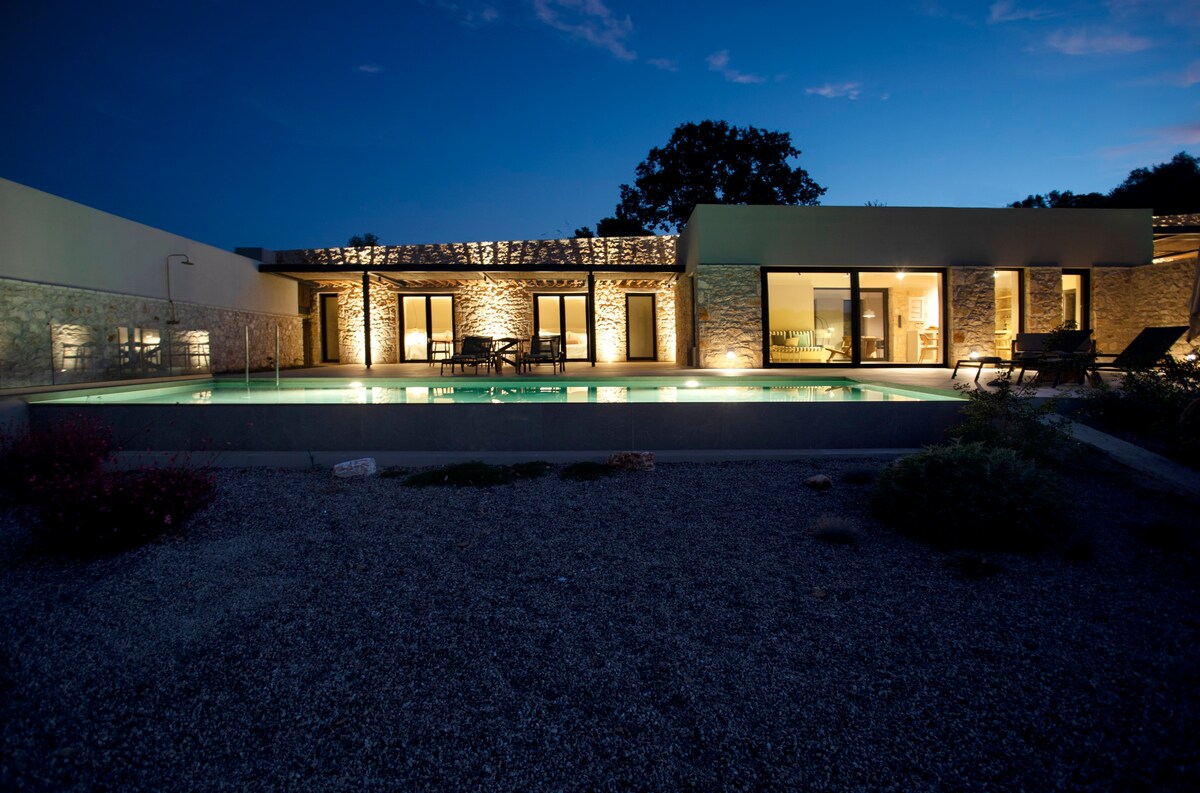 Theros Estate-Luxury Villa Dafni with Private Pool