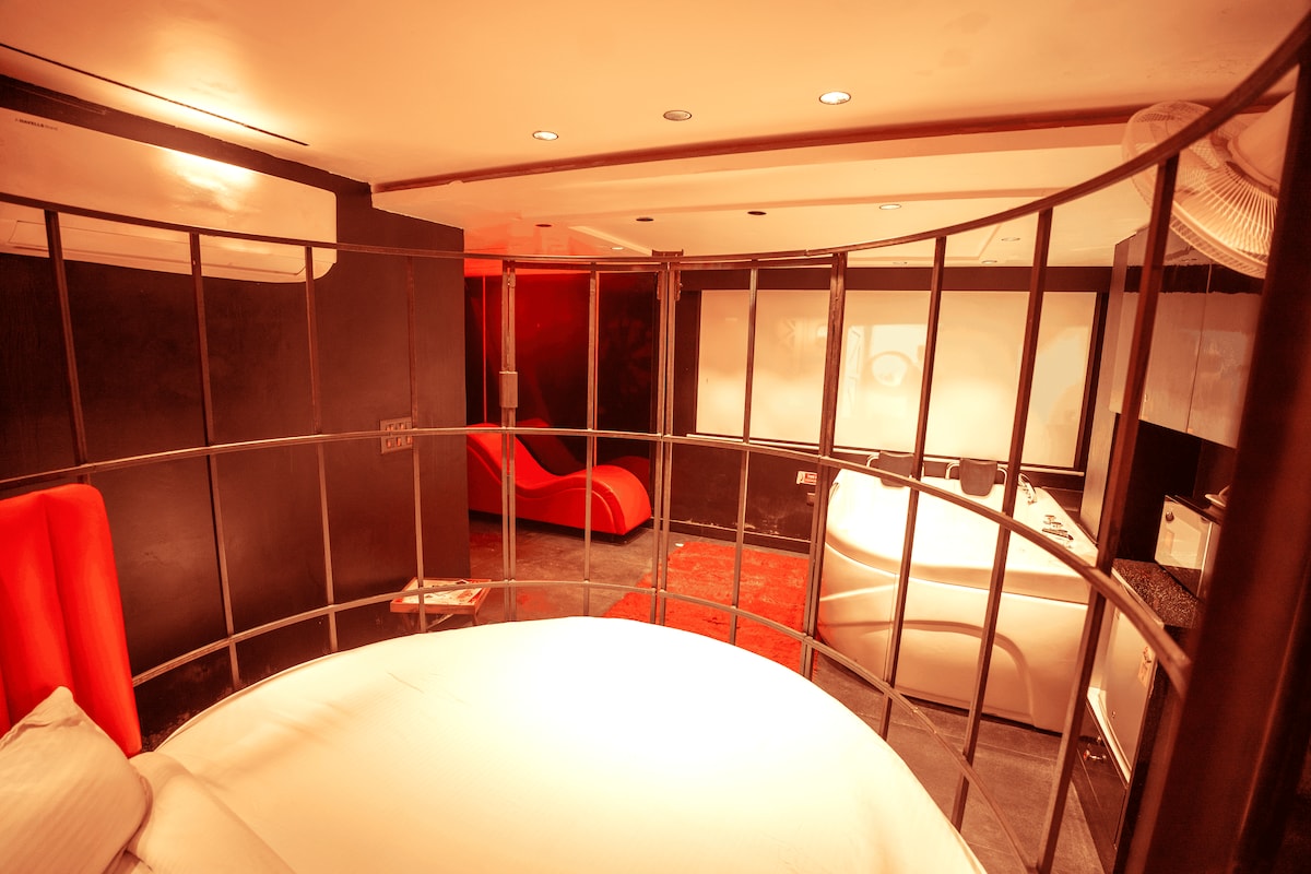 Amsterdam I Red Room with Jacuzzi+ Cinema