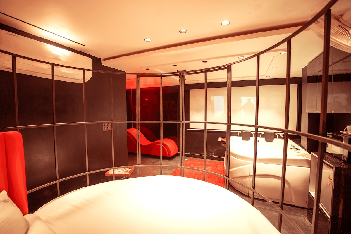 Amsterdam I Red Room with Jacuzzi+ Cinema
