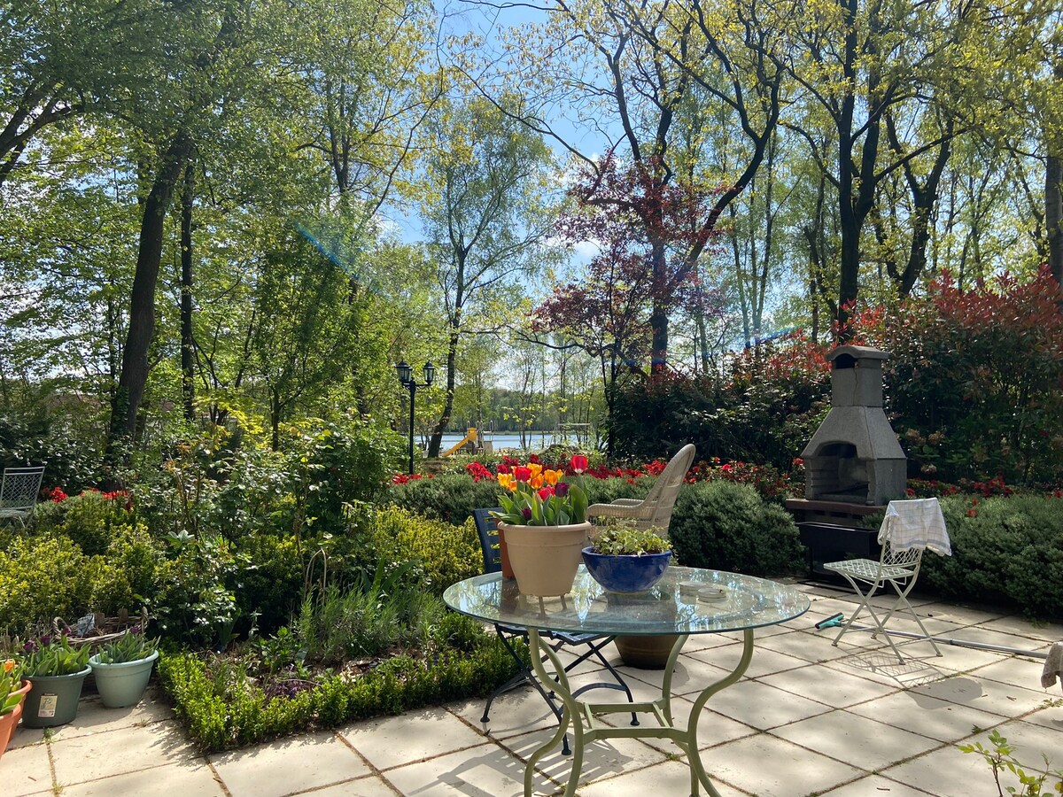 Charming cottage next to lake, Maastricht area