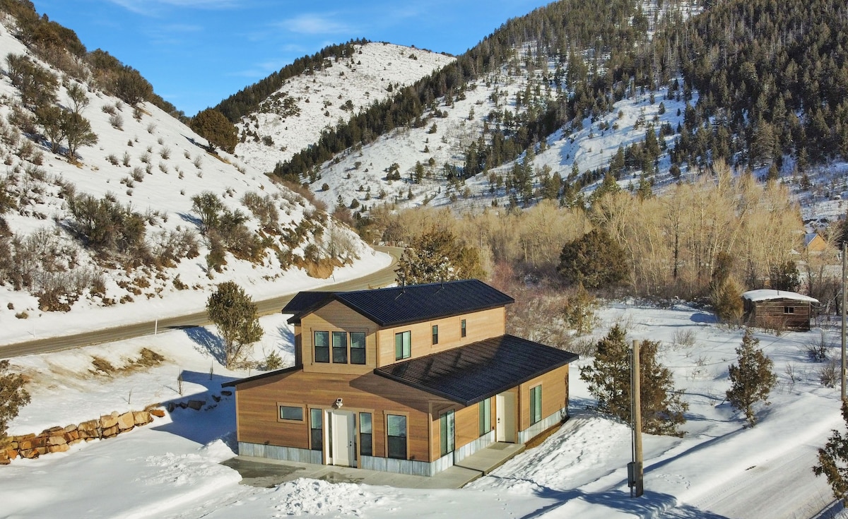 Luxury Lodging in Kamas with Hot Tub