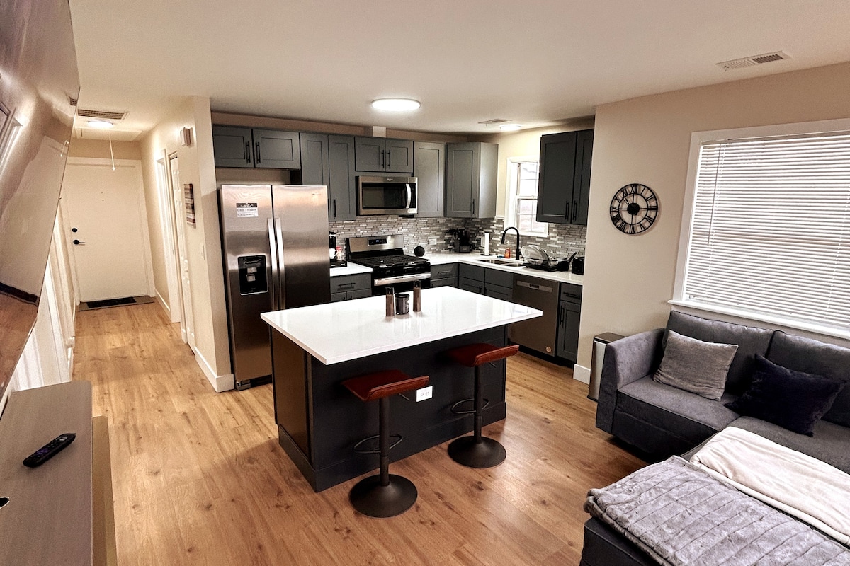 NEW Fam-Frndly 3 bd 1.5 bth w/ EZ Parking near NU