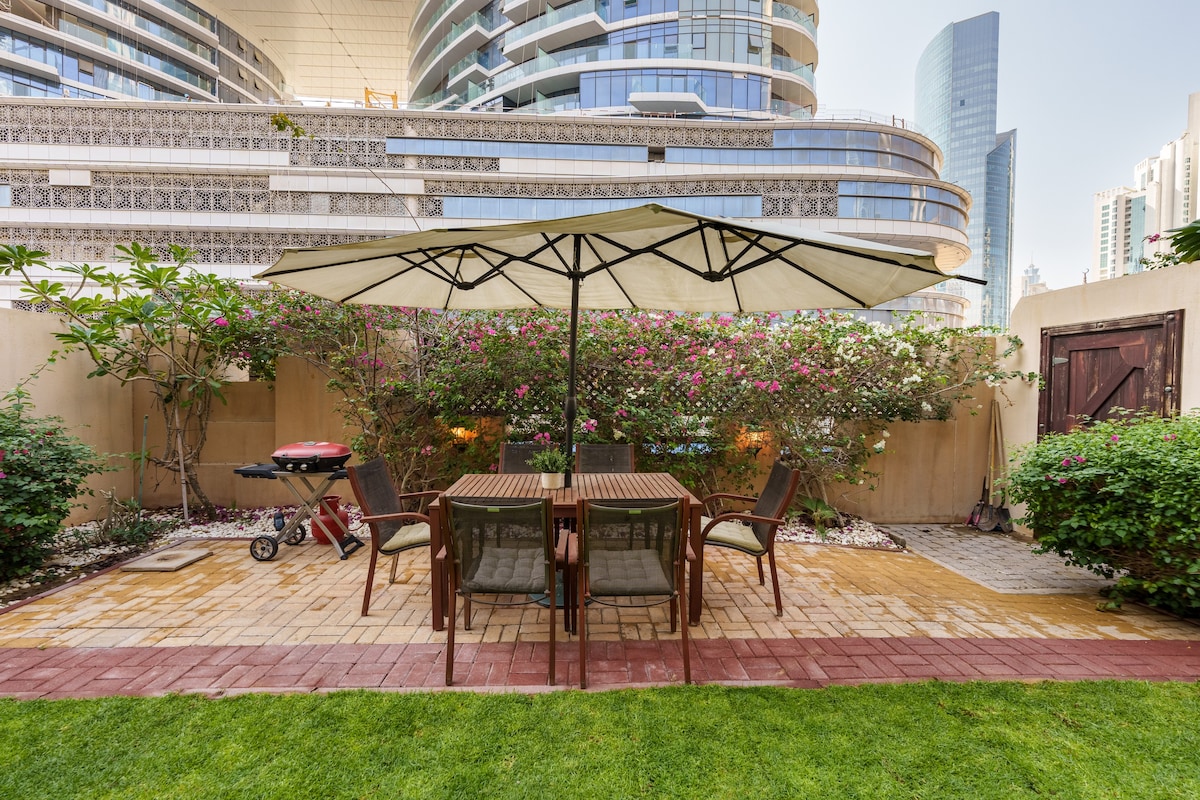 Your Green Oasis in Downtown w private garden