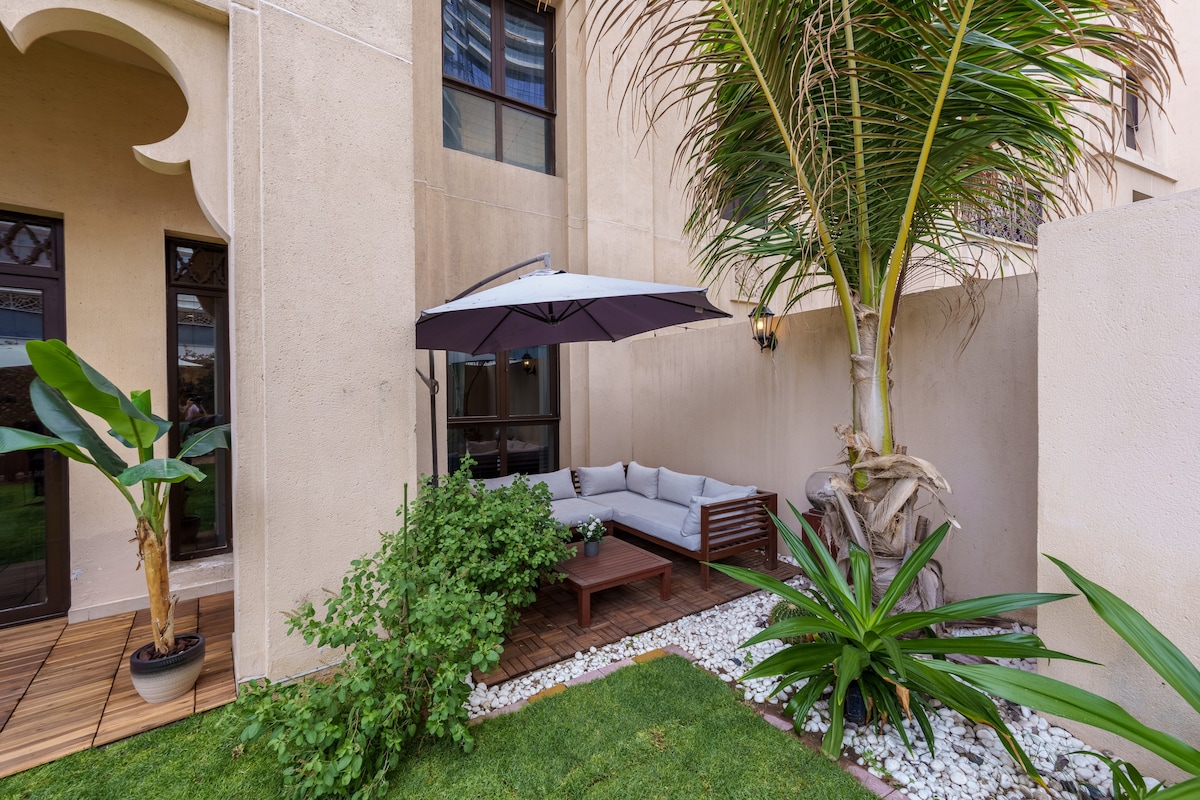 Your Green Oasis in Downtown w private garden