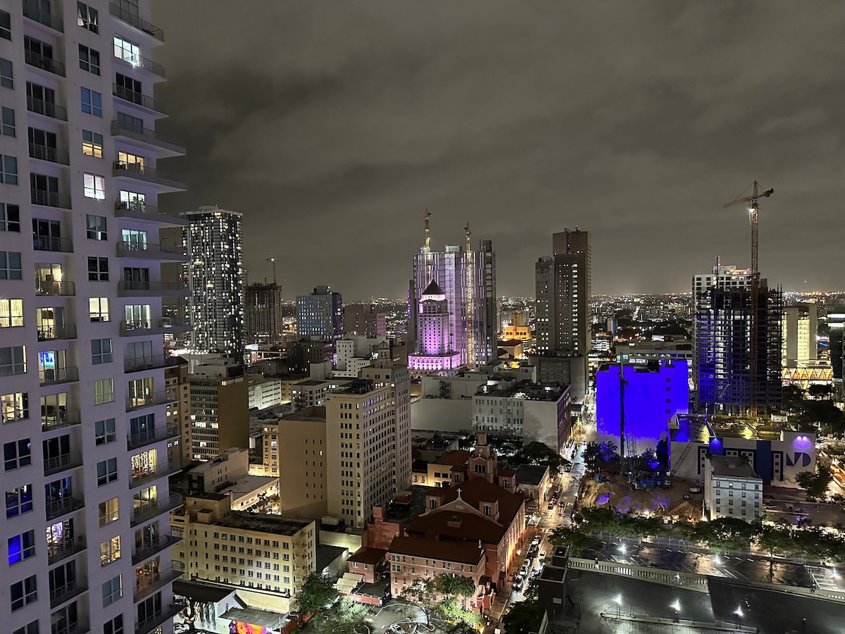 Downtown, 29th Floor, balcony, Pool, Gym, Hot Tub