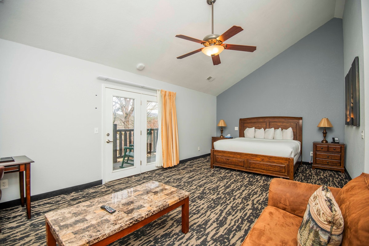 Cades Cove Suite w/ Balcony + 2 King Beds