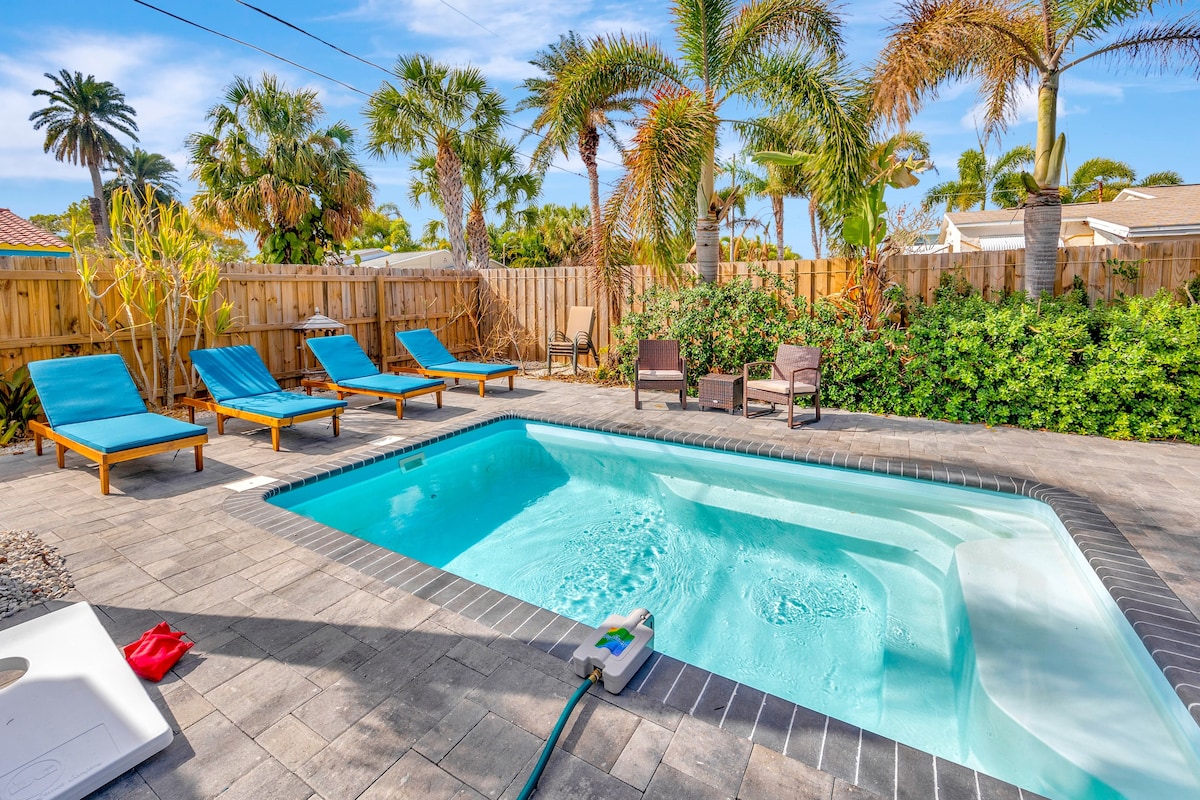 Private Heated Pool, 4 Blocks to Beach, New Decor!