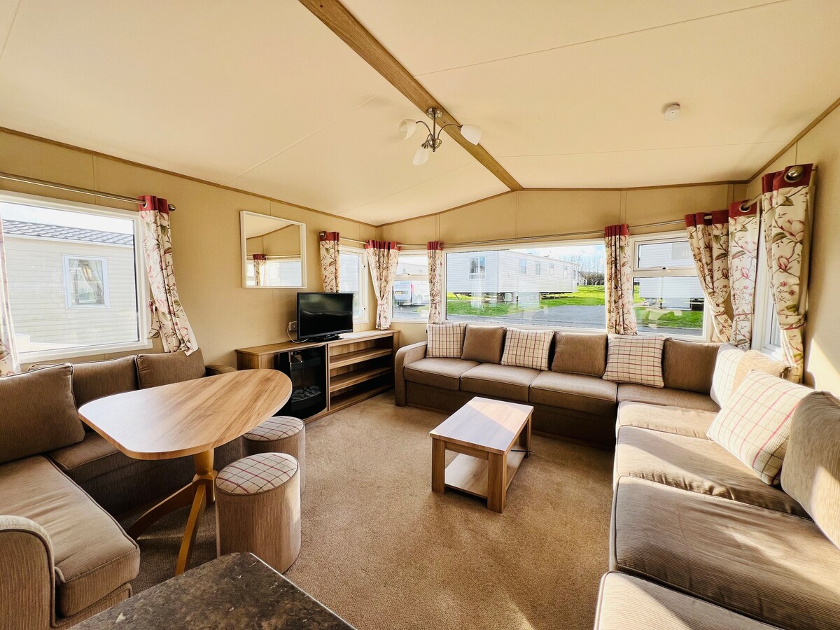 2 Bedroom Caravan CW111, Whitecliff Bay, Bembridge