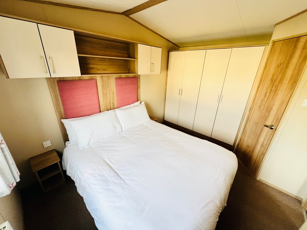 2 Bedroom Caravan CW111, Whitecliff Bay, Bembridge