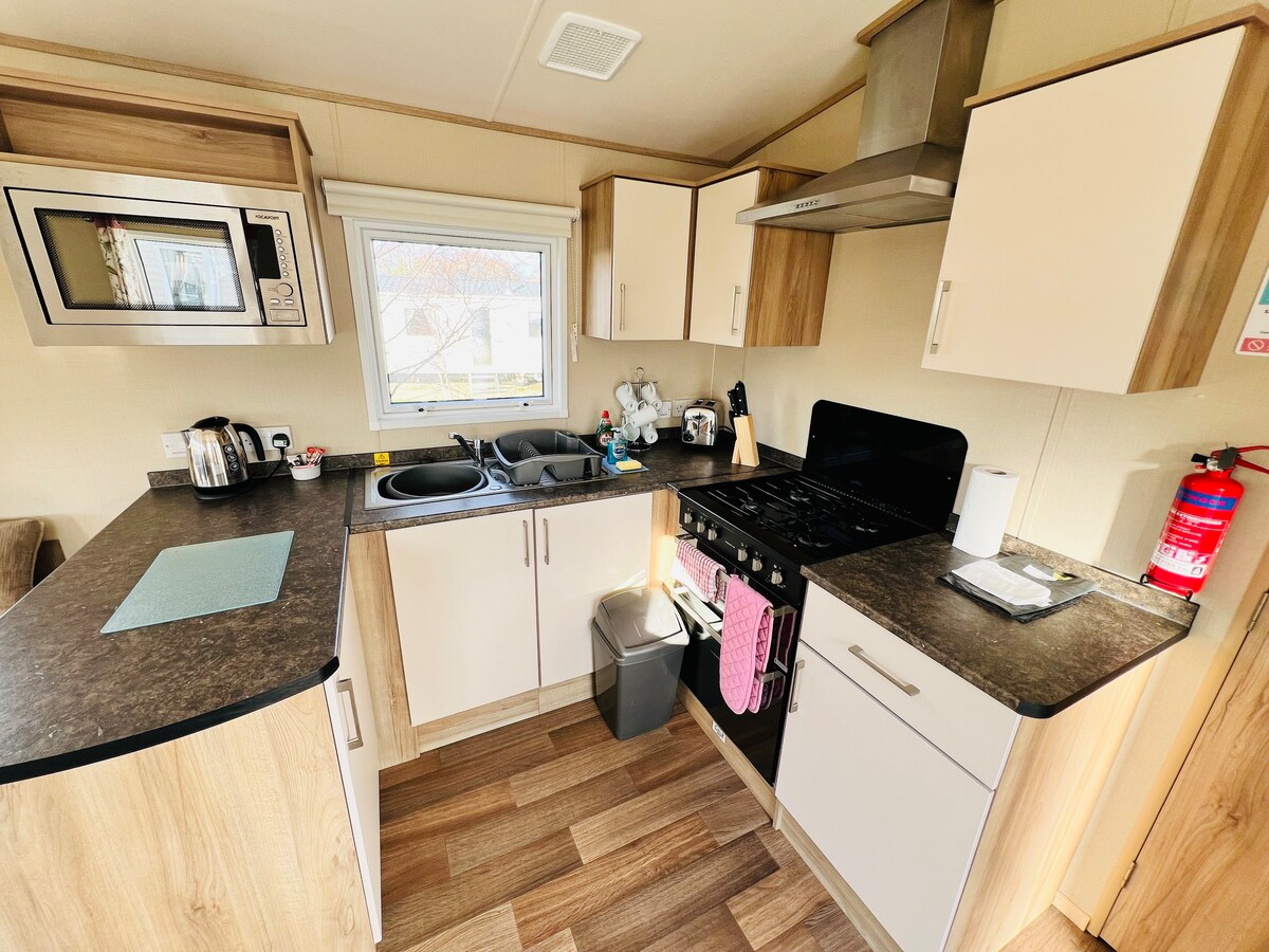 2 Bedroom Caravan CW111, Whitecliff Bay, Bembridge