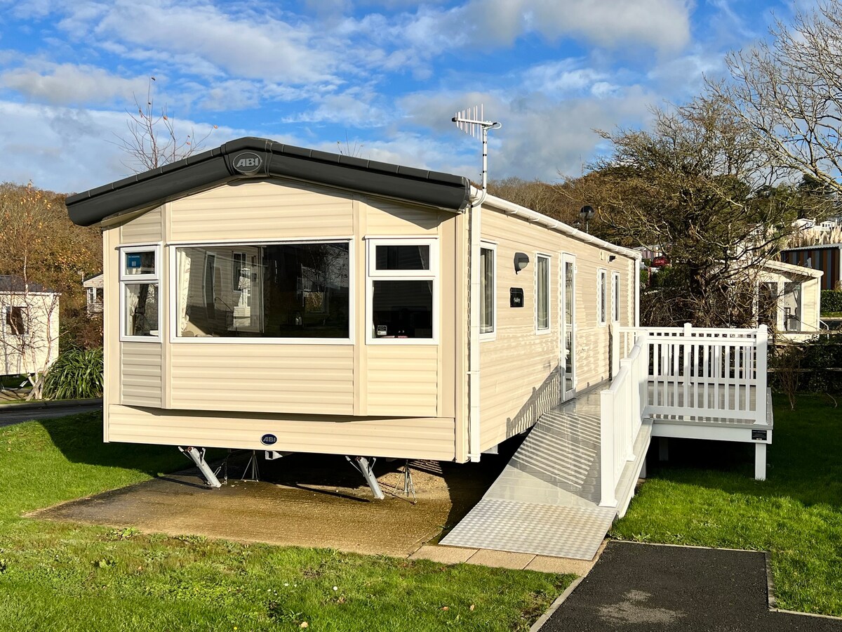 2 Bedroom Caravan CW111, Whitecliff Bay, Bembridge