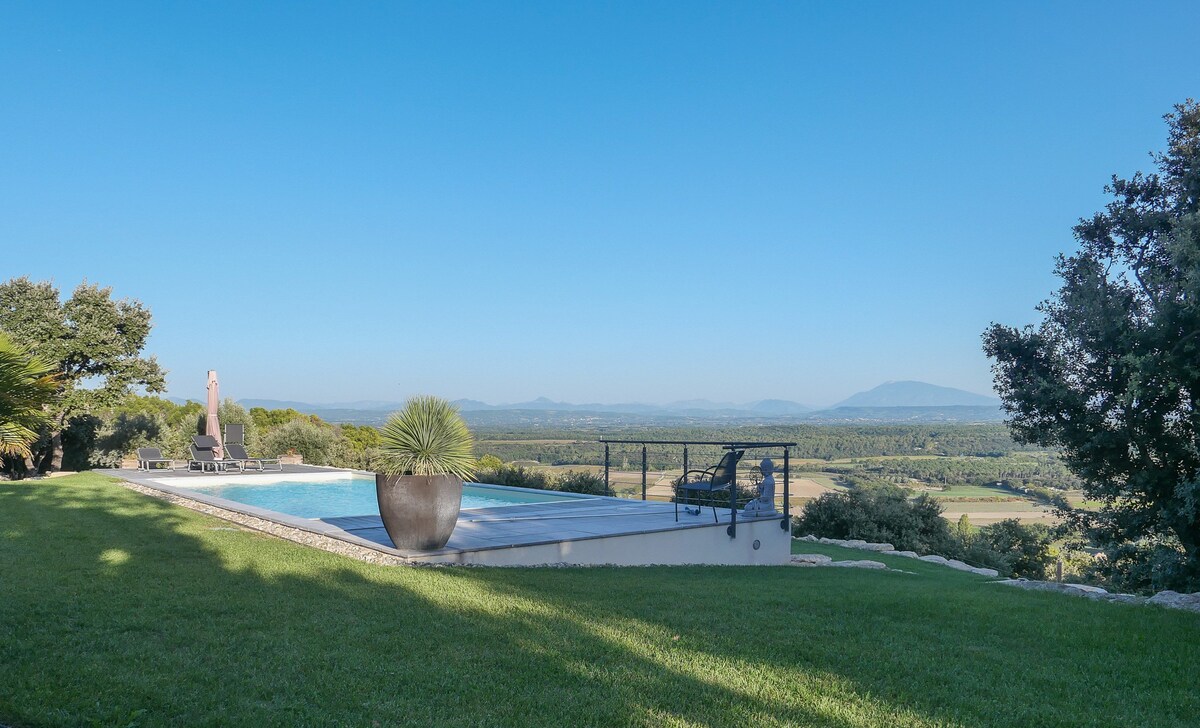 Villa Noélisa, view  Ventoux, heated swimming pool