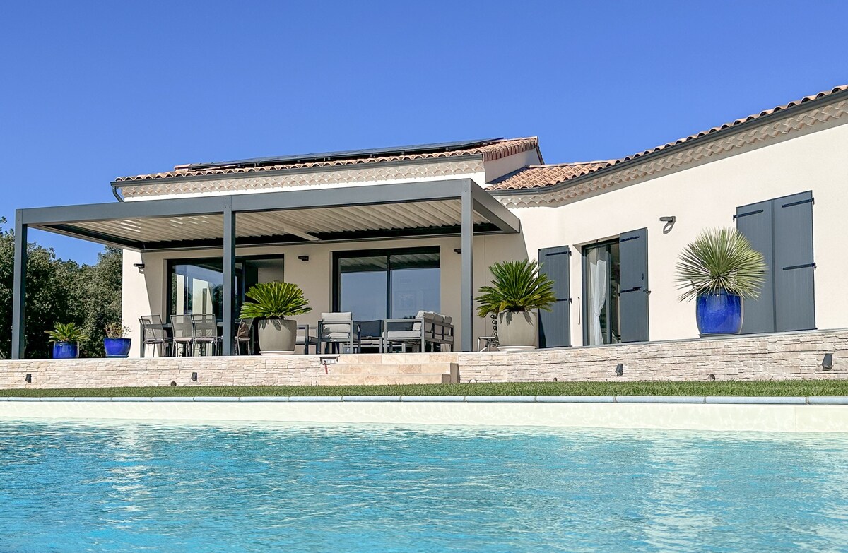 Villa Noélisa, view  Ventoux, heated swimming pool