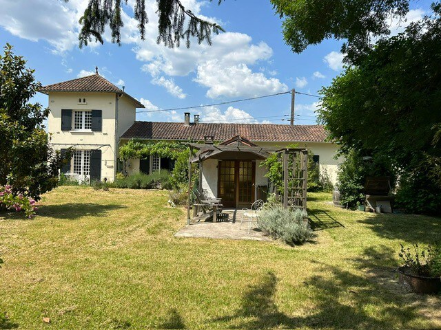 Fabulous Bonnes house with pool