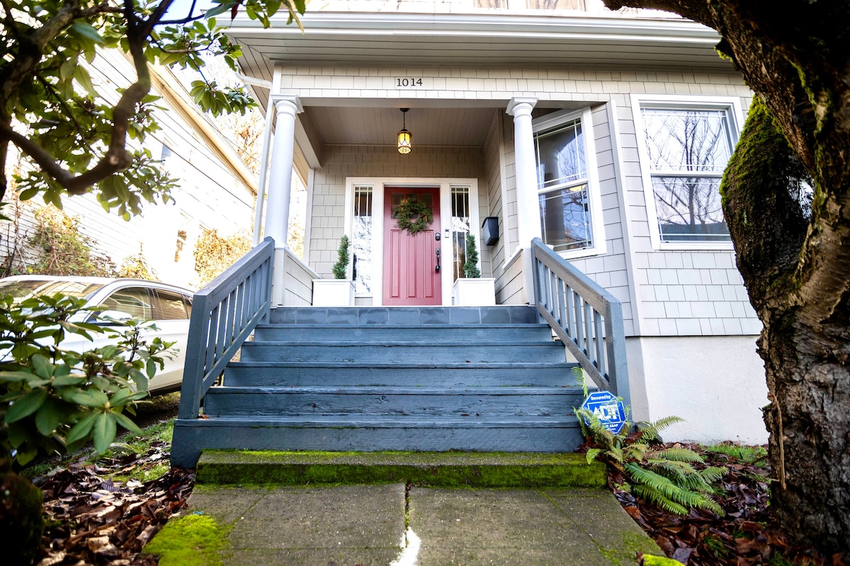 DT Seattle Red Door: 4brs/2bths