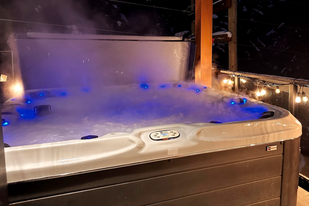 New Luxury, Ski in/out, Private Hot Tub, Sleeps 12