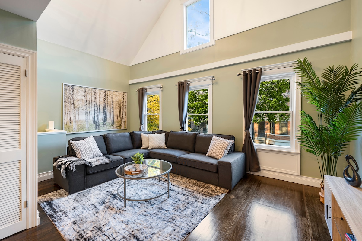 LUX Lincoln Park 2BD/2.5BA (+parking)