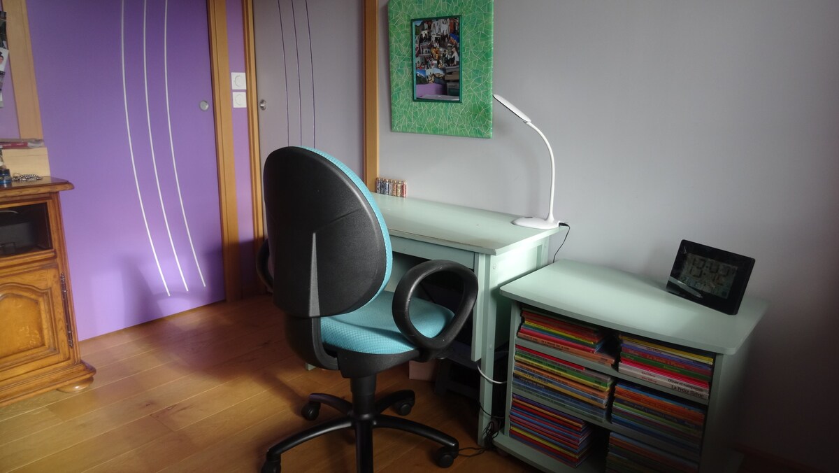 Chambre avec balcon et bureau