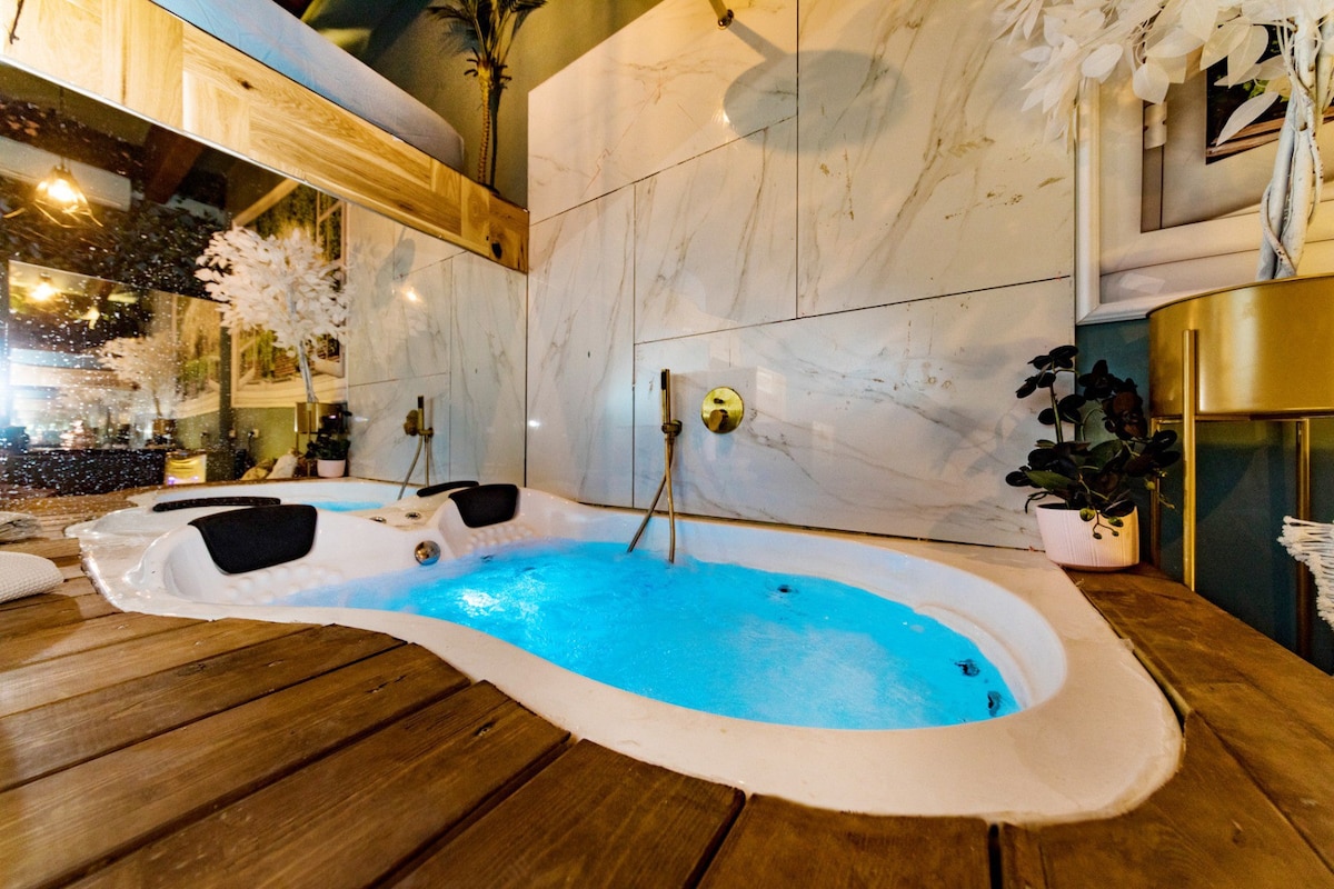 放松身心的好去处-带私人热水浴缸的迷人画廊单元