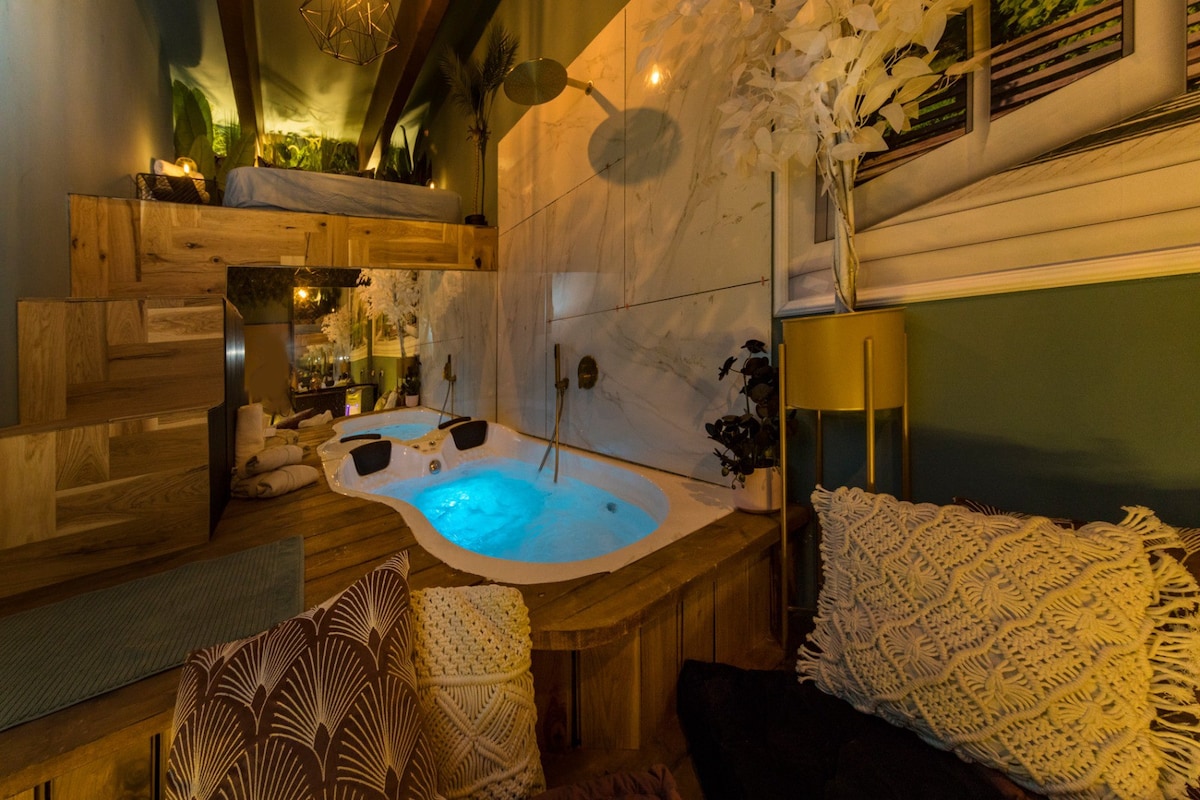放松身心的好去处-带私人热水浴缸的迷人画廊单元