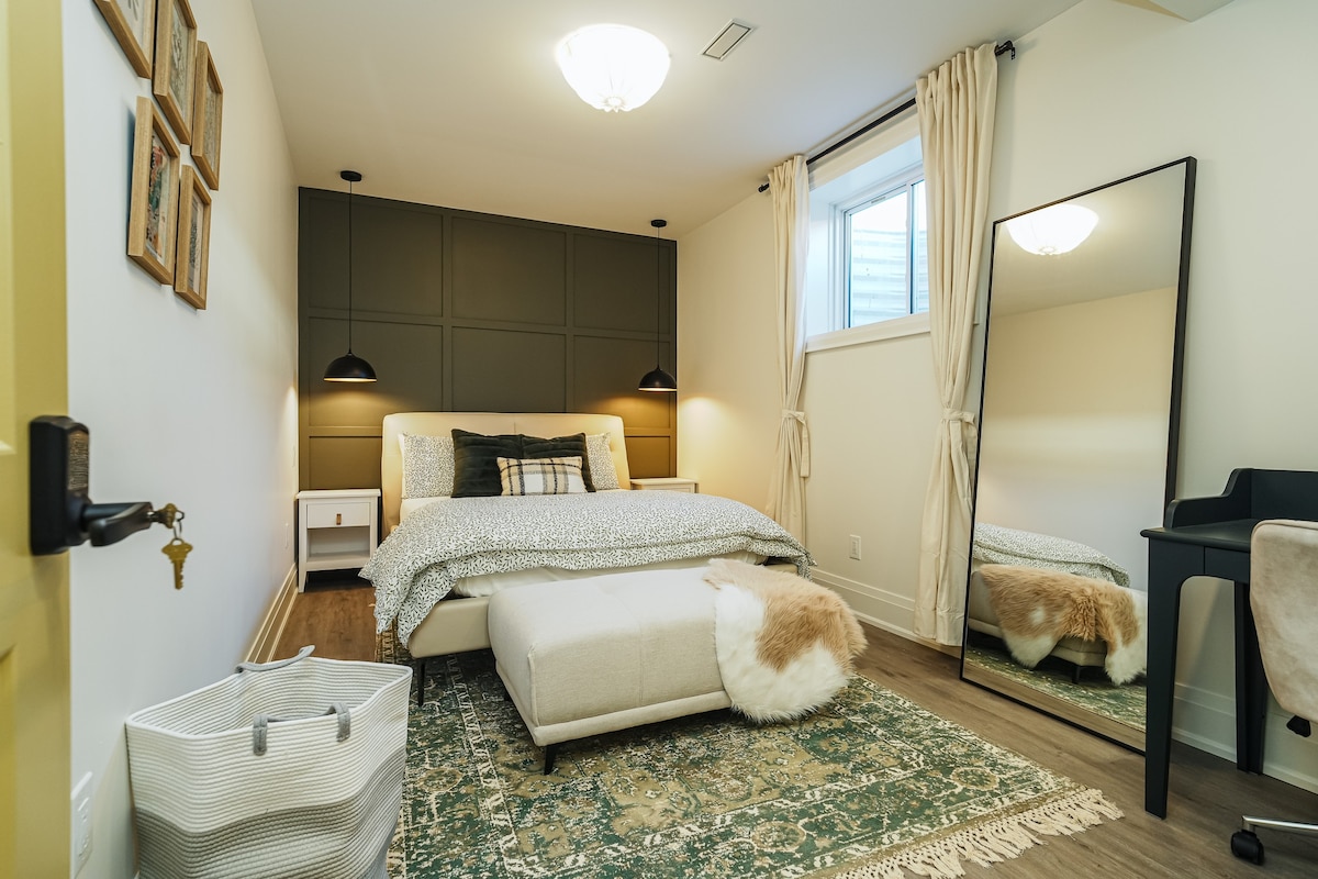 Luxury Designer Private 2 BR Suite in a cozy home