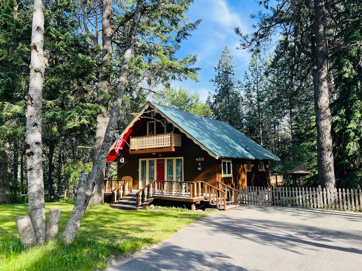 Chalet with Hot Tub at Base of Schweitzer Mtn