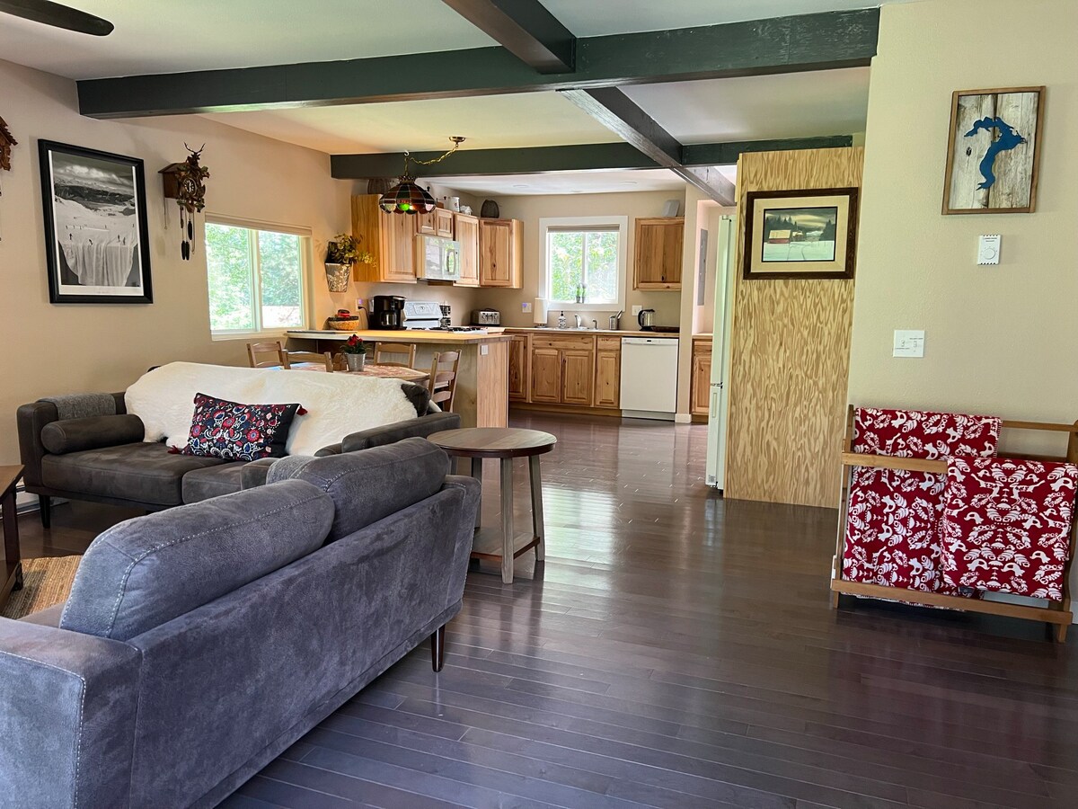 Chalet with Hot Tub at Base of Schweitzer Mtn