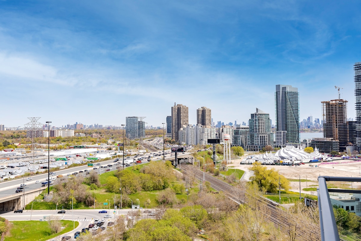 Modern Cozy Fresh Condo Near Toronto's Lakefront