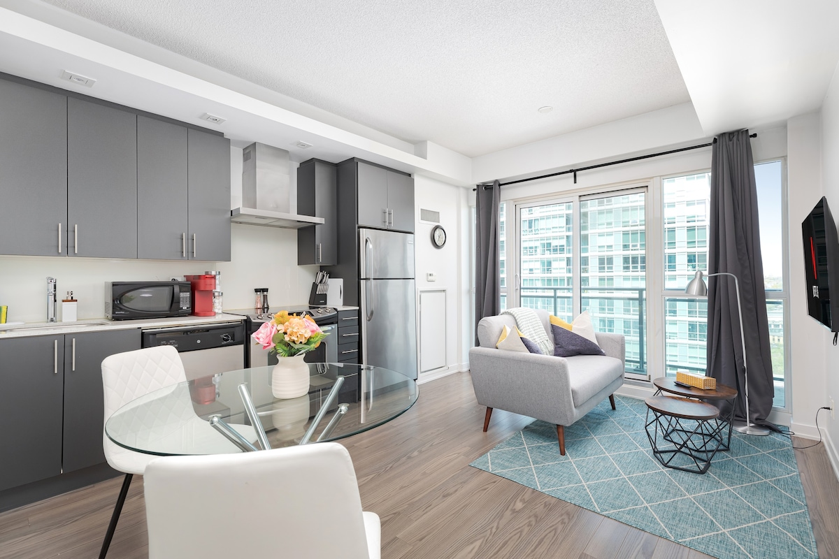 Modern Cozy Fresh Condo Near Toronto's Lakefront