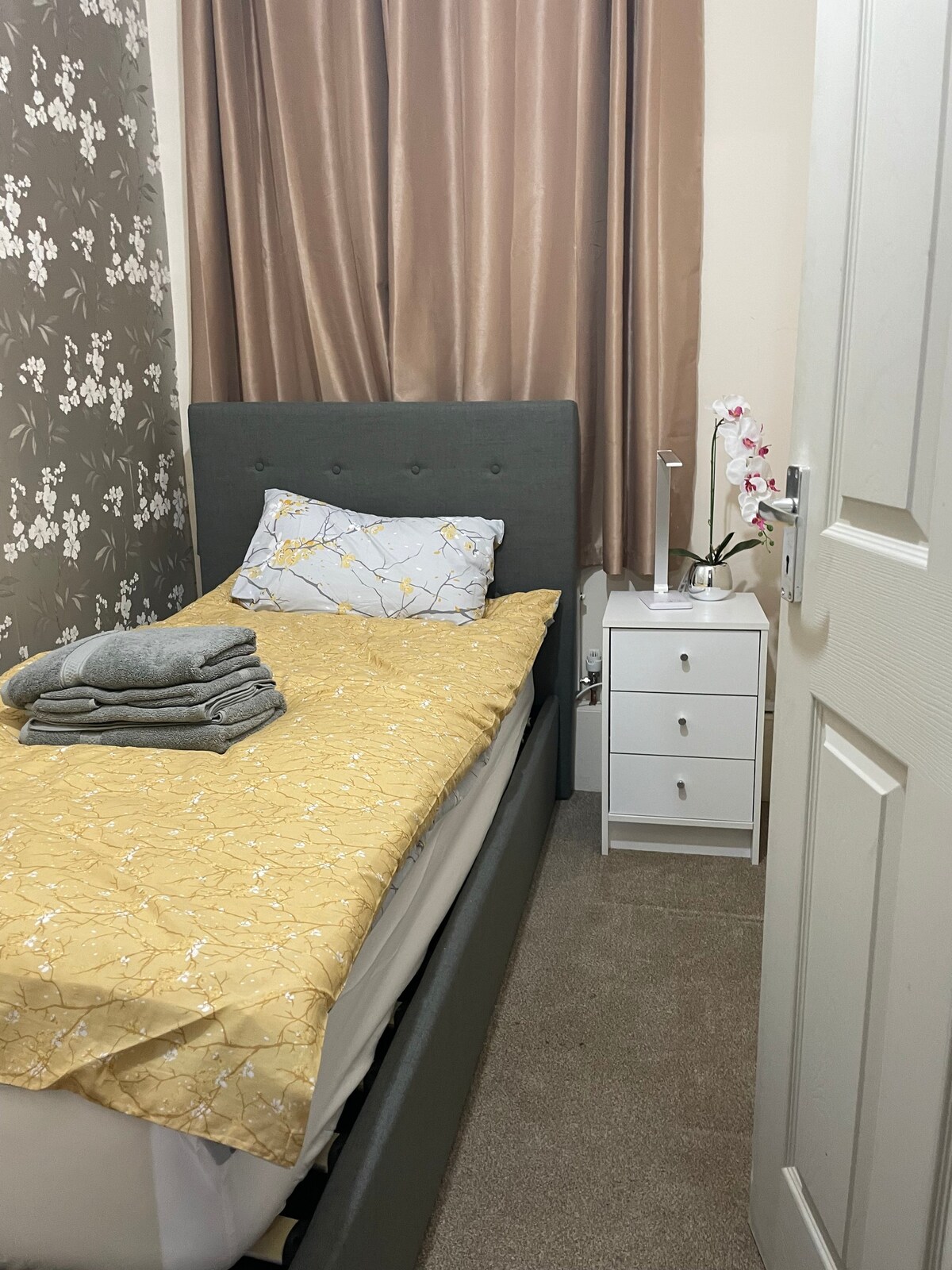 Town Centre - 3 Bed House - Free Parking